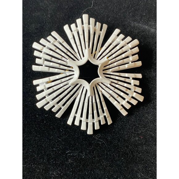 Vintage Crown Trifari White Starburst Brooch Pin J0200 - Picture 1 of 12
